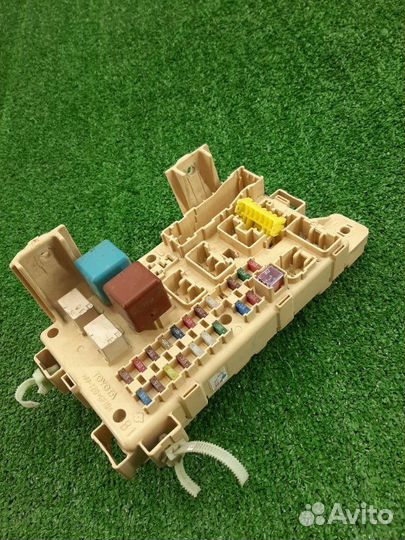 Блок предохранителей салона Toyota Opa ZCT10