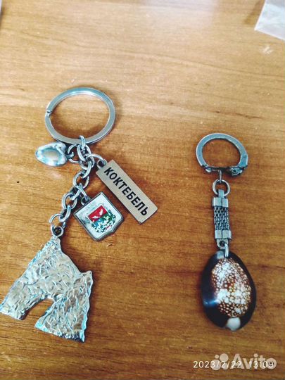 Для девочек:брелоки,серьги,броши,кулоны,расческа