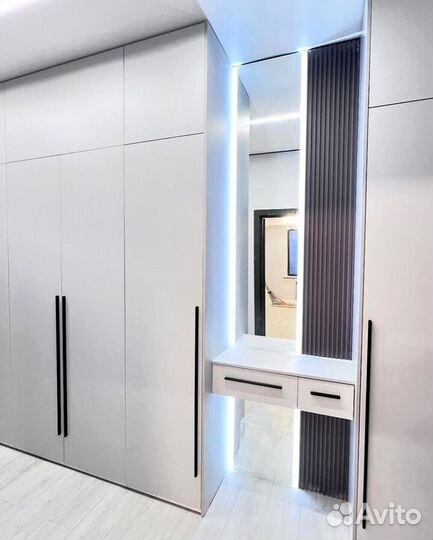 Шкаф распашной для квартиры