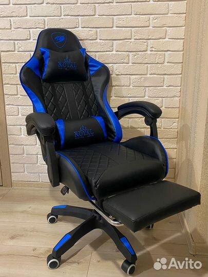 Геймерское кресло с подставкой для ног