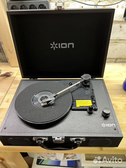 Проигрыватель винтовых пластинок ion vinyl