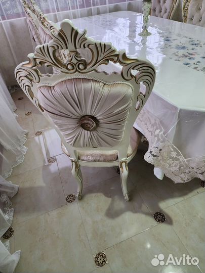 Стол и стулья