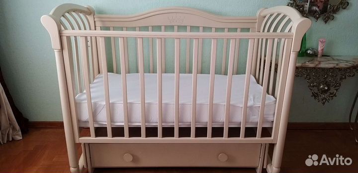 Детская кроватка с поперечным маятником