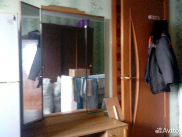 Трюмо с зеркалом