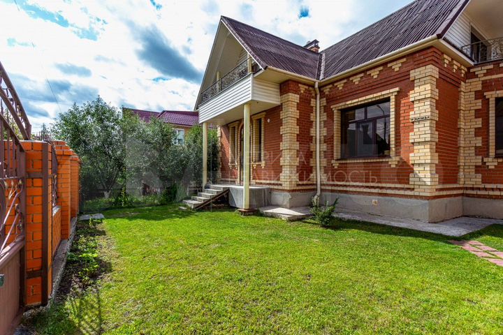 Дом 371,6 м² на участке 11,8 сот.