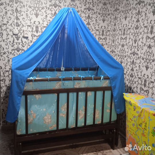 Детская кровать с поперечным маятником