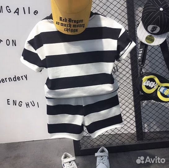 Летний костюм в полоску для мальчиков