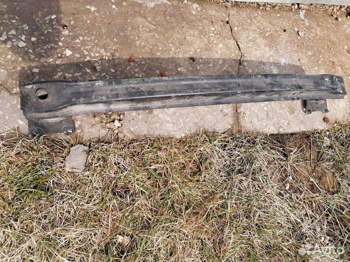 Skoda Yeti усилитель бампера заднего