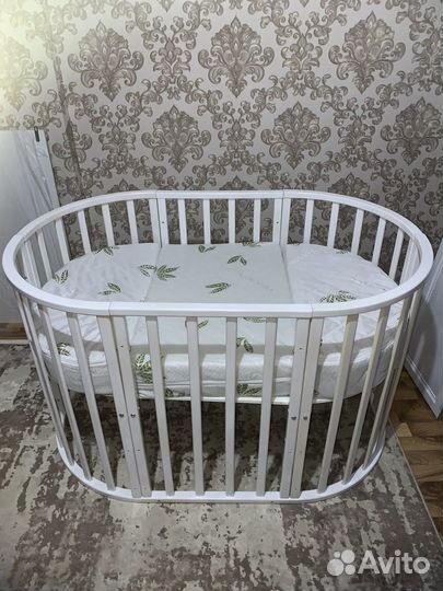Детская кроватка с маятником