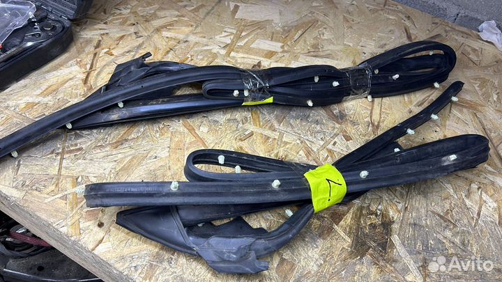 Уплотнитель двери левый, правый Dodge Challenger