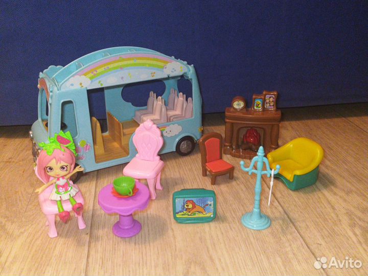 Набор мебели и машина для куклы