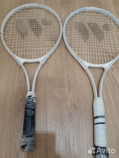 Две теннисные ракетки