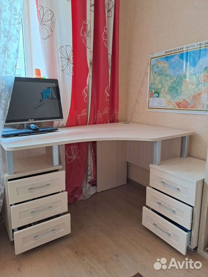 Угловой письменный стол