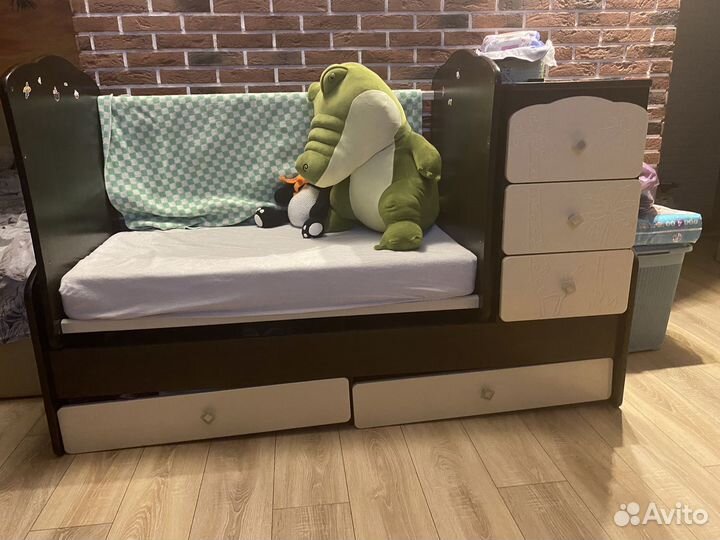 Детская кроватка с маятником и матрасом