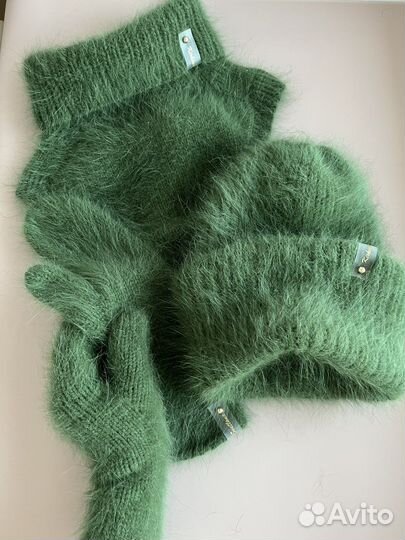 Комплект шапка из ангоры варежки манишка