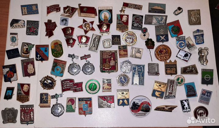 Пионерские галстуки и ремень,вымпел,значки СССР