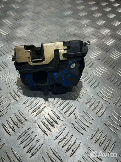 Замок передний левый Nissan Primera P12