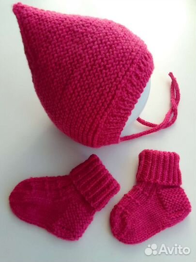 Комплект шапочка и пинетки вязаные