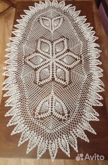 Вязаная овальная салфетка