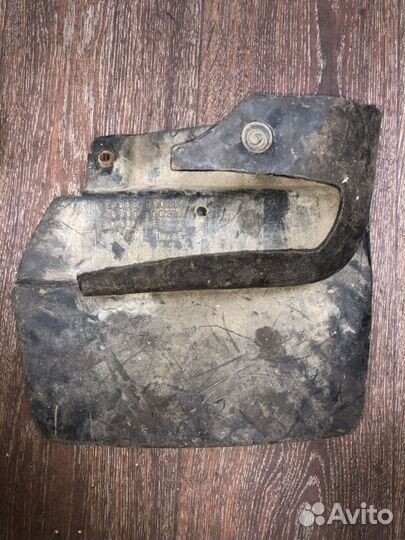 Брызговик передний правый Toyota Land Cruiser FJ80