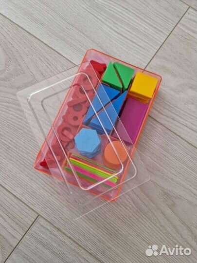 Математический набор цифр и геометрических фигур