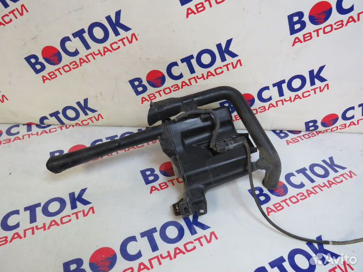 Бачок омывателя toyota crown GS171, JZS171, JZS175