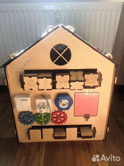 Бизиборд домик