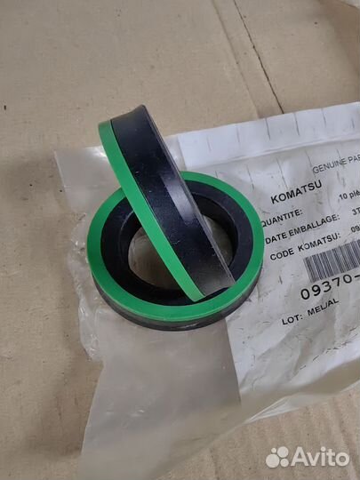 Уплотнитель натяжителя гусянки 0937000070