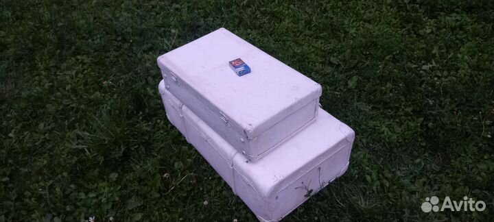 Чемодан белый декор