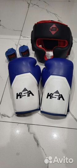 Боксерский шлем и перчатки
