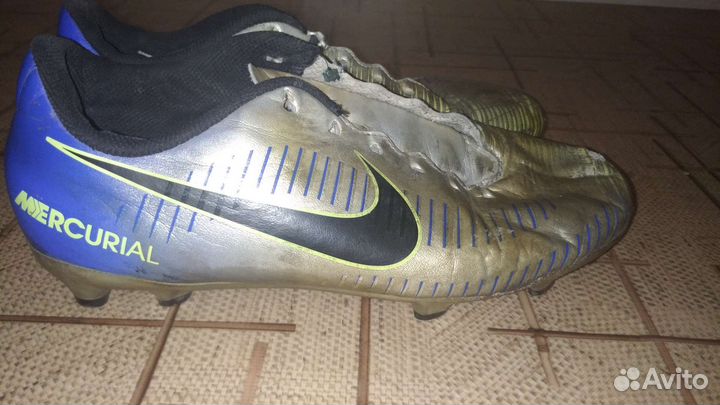 Футбольные бутсы