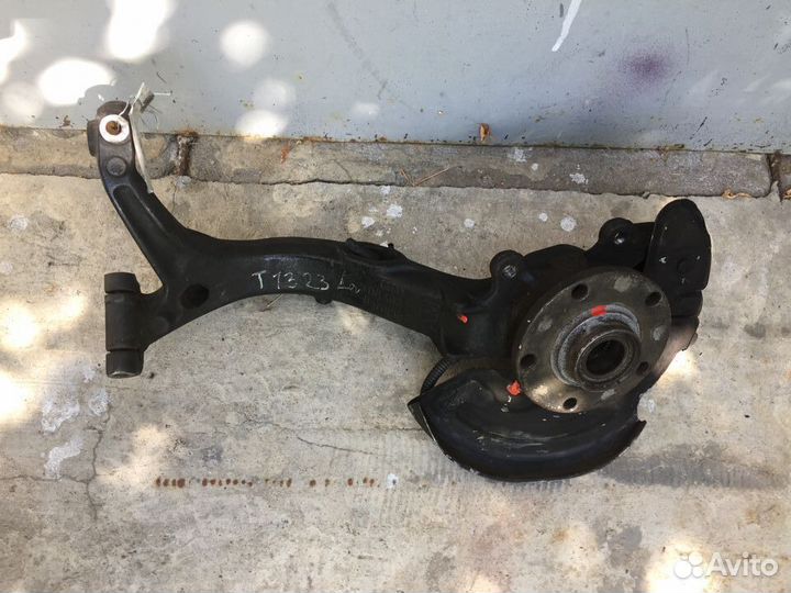 Поворотный кулак перед со ступицей б/у Audi A4 b5