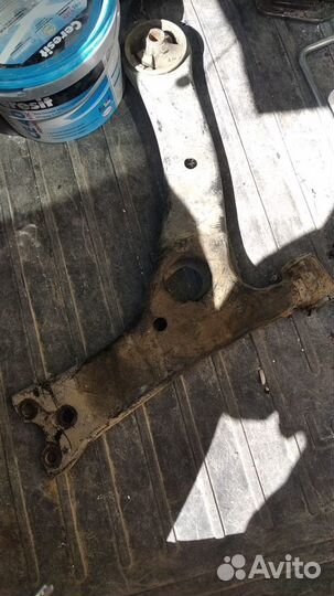 Передний прав рычаг Тойота Авенсис