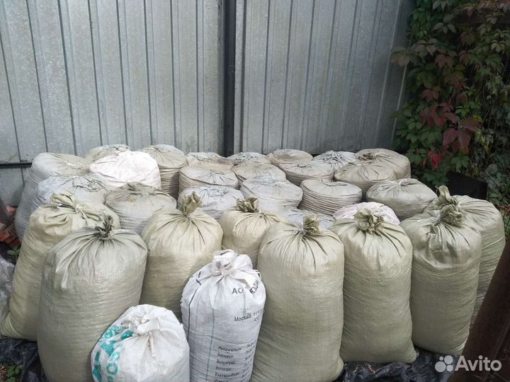 Опилки в мешках