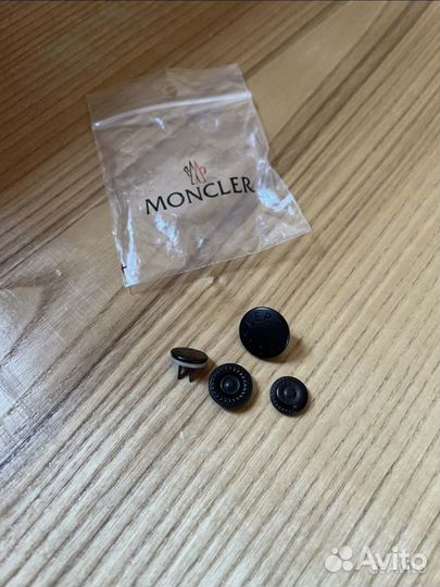 Кнопка (пуговица) для одежды Moncler