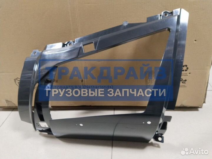 Облицовка правой фары оригинальная Вольво Фш