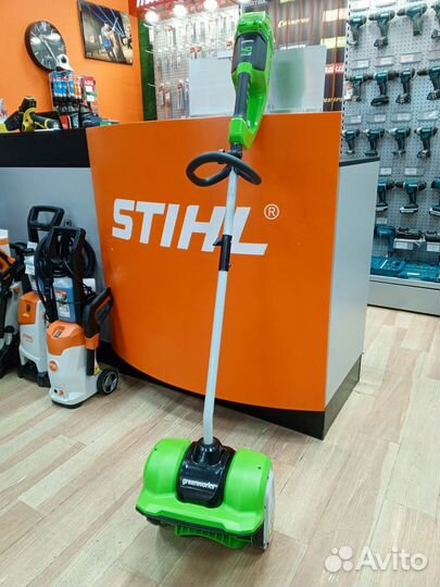 Снегоуборочная аккумуляторная лопата greenworks