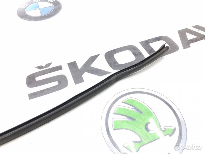 Уплотнитель двери задний левый Skoda Octavia A7