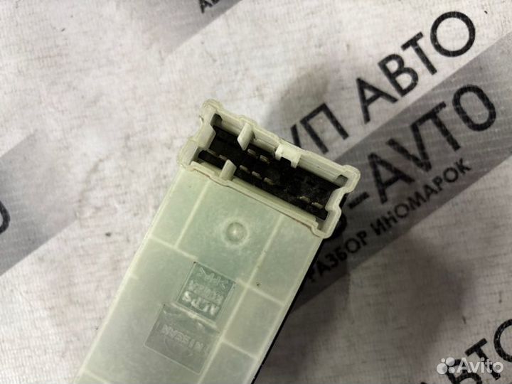 Блок стеклоподъемников передний правый Infiniti