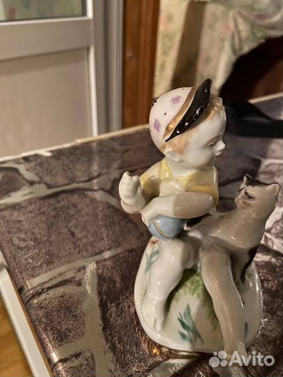 Статуэтка мальчик с кошкой