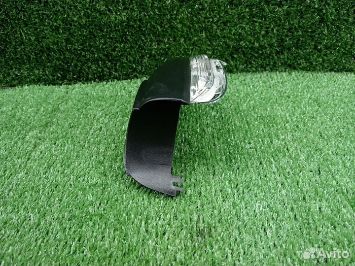 Поворотник в зеркало правый VW Golf 6 Touran VAG