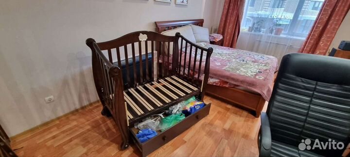 Детская кроватка с продольным маятником