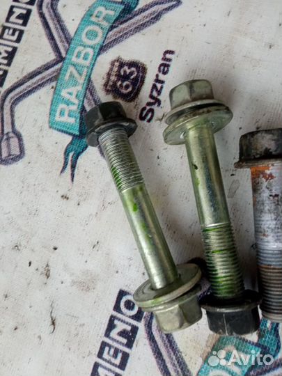Болты крепления передних рычагов Toyota Camry 40