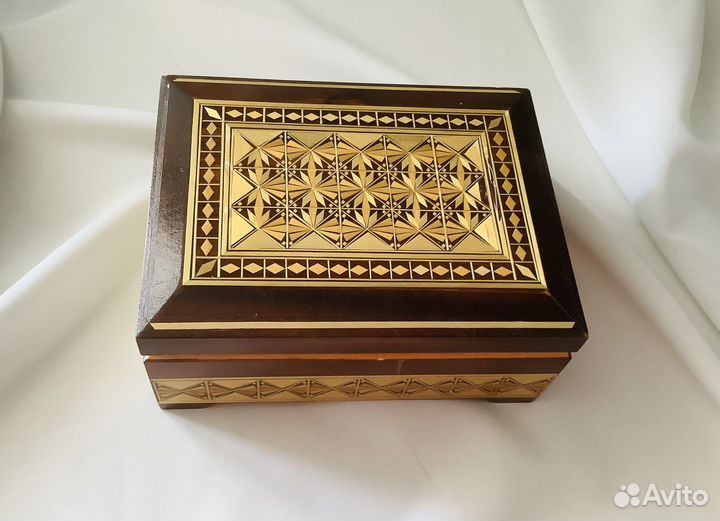Деревянная шкатулка