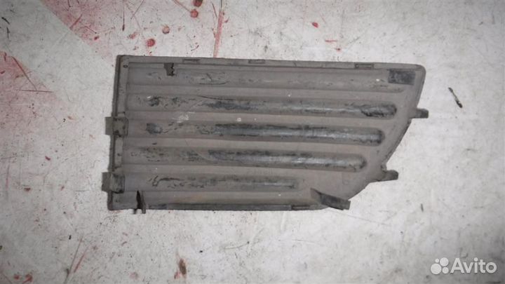 Заглушка бампера правая Nissan Primera (P11) 1996