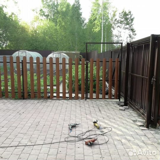 Забор из металлического штакетника
