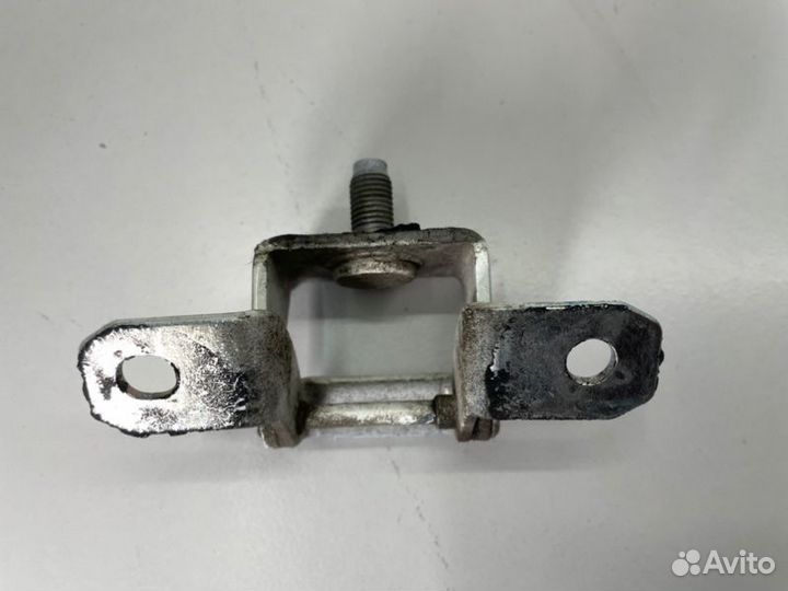 Петля двери багажника Nissan Juke F15