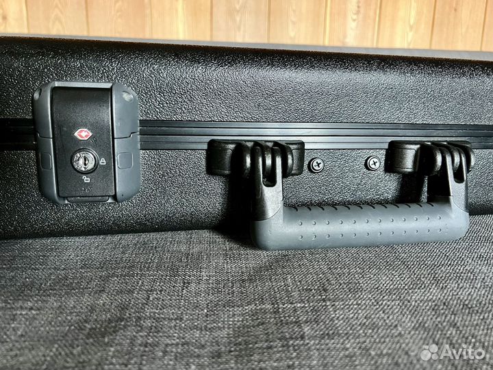 Fender Deluxe Molded Case кейс для бас-гитары