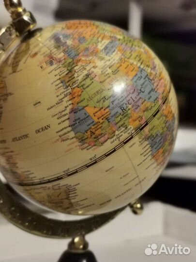 Глобус с основанием из полудрагоценного камня