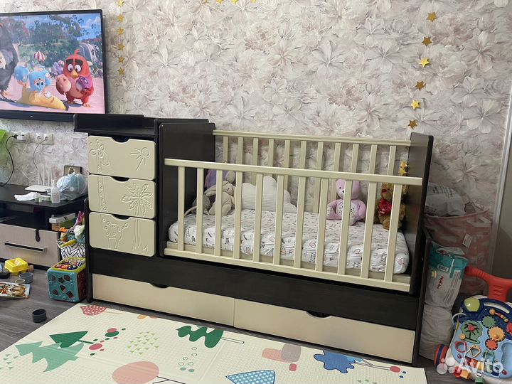 Детская кровать с пеленальным столиком